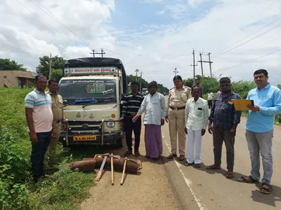 ಟಾಟಾ ಏಸ್ ದಲ್ಲಿ ಸಾಗಿಸುತ್ತಿದ್ದ ಶ್ರೀಗಂಧ ಮರದ ತುಂಡುಗಳ ವಶ