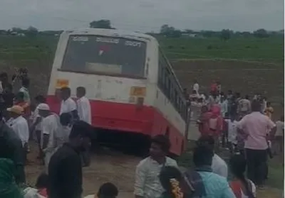 ಜಮೀನಿಗೆ ನುಗ್ಗಿದ ಬಸ್  15 ಜನರಿಗೆ ಗಾಯ