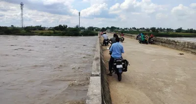 ಹಿರೇಹಳ್ಳಕ್ಕೆ ಜಿಗಿದ ಮಹಿಳೆ  ರಕ್ಷಿಸಿದ ಯುವಕರು