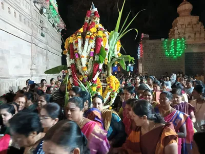 ವಿಜಯ ಮಹಾಂತೇಶ ದೀಪೋತ್ಸವ  ಮಹಿಳೆಯರೇ ಎಳೆದ ತೇರು