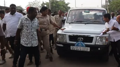 ಚುನಾವಣಾಧಿಕಾರಿಯ ಕಾರು ಅಡ್ಡಗಟ್ಟಿ ಧಿಕ್ಕಾರದ ಕೂಗು