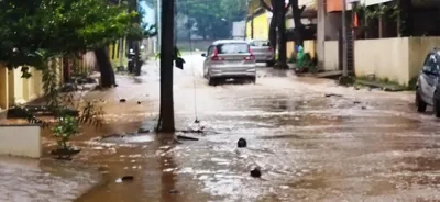 ರಾತ್ರಿ ಪೂರ್ತಿ ರಭಸದ ಮಳೆ  ನಾಲಾಗಳಾದ ನಗರದ ರಸ್ತೆಗಳು