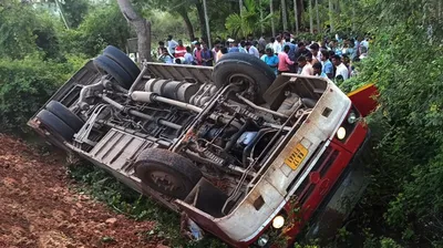 ಬಸ್‌ ಪಲ್ಟಿ  ಮಹಿಳೆ ಸಾವು  20ಕ್ಕೂ ಹೆಚ್ಚು ಜನರಿಗೆ ಗಾಯ