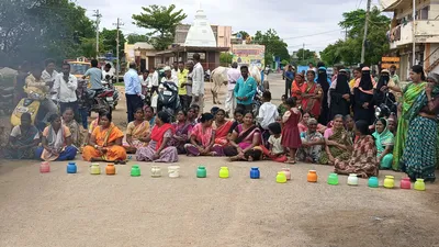 ಚೆಂಬು ಹಿಡಿದು ಧರಣಿಗಿಳಿದ ಮಹಿಳೆಯರು