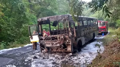 ಕೈಗಾ ಉದ್ಯೋಗಿಗಳನ್ನು ಕೊಂಡೊಯ್ಯುತ್ತಿದ್ದ ಬಸ್​ ಬೆಂಕಿಗಾಹುತಿ   ಉದ್ಯೋಗಿಗಳು ಪಾರು