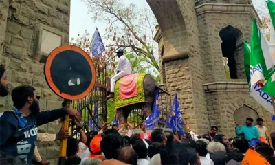 ಆನೆ ಪ್ರತಿಮೆಯೊಂದಿಗೆ ಬಂದು ನಾಮಪತ್ರ ಸಲ್ಲಿಕೆ